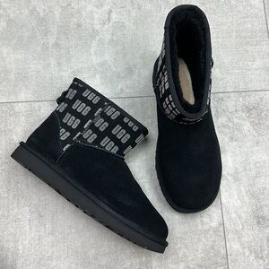 🍁 UGG 🍁 CLASSIC MINI II UGG GRAPHIC BLACK WINTER BOOTS COZY